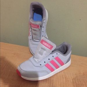 ALMOST NEW TENNIS SHOES